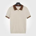Polo en maille de soie glacée pour hommes couleur abricot avec col contrasté marron - M / Hauts / Abricot