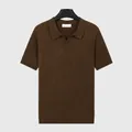 Polo en tricot marron café pour hommes avec rayures verticales et col mouette - Café