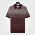 Polo de punto premium para hombre en color burdeos con diseño degradado de puntos - M / Tops / Rojo Vino Moteado