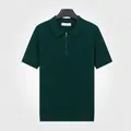 Polo pour hommes en maille de soie glacée vert foncé avec demi-zip et texture côtelée - M / Hauts / Vert