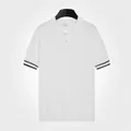 Witte gebreide polo van ijssijde met stijlvolle zwarte strepen op de mouwen voor heren - M / Tops / Wit