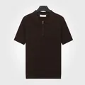 Polo en maille à manches courtes pour hommes avec col zippé en couleur café - M / Hauts / Café