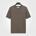 T-shirt premium en maille à col rond et rayures verticales pour hommes café brun - L / Hauts / Café