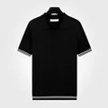 Polo haut de gamme en soie glacée noire pour hommes avec rayures et détails de poignets blancs - M / Hauts / Noir