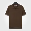 Polo en soie glacée tricotée pour hommes en marron café avec des rayures blanches stylées - M / Hauts / Café