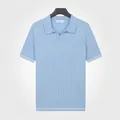 Polo bleu clair pour homme en maille côtelée de soie glacée à manches courtes chic - M / Hauts / Bleu