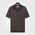 Polo en maille rayée pour hommes en soie glacée respirante de couleur marron café chic. - M / Hauts / Café