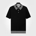 Polo noir à manches courtes pour hommes avec col rayé et détails en maille de soie glacée - L / Hauts / Noir