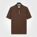 Heren gebreid poloshirt van ijszijde in koffiebruin, ademend voor zakelijk casual gebruik - koffiekleur