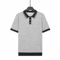 Polo haut de gamme pour hommes en maille de soie glacée gris clair avec col et poignets noirs - M / Hauts / Gris clair