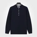 Pull en maille bleu roi élégant pour hommes avec col boutonné style Henley chic - M / Hauts / Bleu saphir
