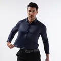 Vista detallada de la camisa para hombre de alta elasticidad que muestra tejido elástico - XS / Tops / Azul marino