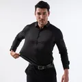 Detalle que muestra la gran elasticidad de la camisa de negocios negra de manga larga. - XS / Tops / Negro