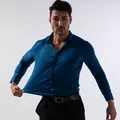 Vue détaillée d'une chemise business pour hommes à haute élasticité montrant la souplesse - Bleu sarcelle