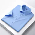 Gefaltetes hellblaues kurzärmeliges Eisseiden-Businesshemd für Herren auf Display - 39/M / Oberteile / Hellblau Kurzarm