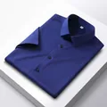 Detailansicht eines tiefblauen Herren-Kurzarmhemdes aus Eisseide, ordentlich gefaltet. - 39/M / Oberteile / Marineblau Kurzarm