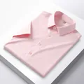 Detailansicht eines gefalteten rosa Herren-Kurzarmhemdes auf einem weißen Sockel. - 39/M / Oberteile / Rosa Kurzarm Top