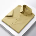 Detailansicht eines gefalteten Herren-Kurzarmhemdes aus Eisseide in edlem Goldton - 39/M / Oberteile / Khaki Kurzarm