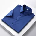 Detailansicht eines blau gefalteten Herren-Business-Kurzarmhemdes aus Eisseide für den Sommer. - 39/M / Oberteile / Königsblau T-Shirt