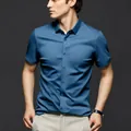 Premium Herren Business-Hemd in Blau aus Eisseide, kurzarm und bügelfrei für den Sommer - 39/M / Oberteile / Pfauenblau (Kurzarm)