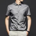 Elegantes graues Eisseide-Kurzarm-Businesshemd für Herren mit knitterfreiem Stoff - 39/M / Oberteile / Hellgrau (Kurzarm)