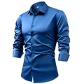 Vue de face d'une chemise en satin bleu pour homme avec fini soyeux sans fer. - Bleu saphir