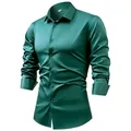 Vue détaillée du tissu en satin vert foncé brillant de cette chemise pour homme. - Vert Foncé