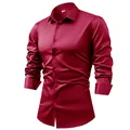 Vue détaillée d'une chemise habillée en satin bordeaux pour hommes au fini soyeux - Bordeaux
