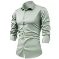 Gros-plan sur la texture satinée lisse et l'éclat d'une chemise habillée vert sauge - Vert clair