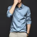 Camisa de negocios premium de satén azul claro para hombre con acabado de brillo de seda - 3XL / Tops / Azul Niebla