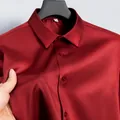 Premium Herrenhemd aus rotem Seidensatin mit atmungsaktiver und bügelfreier Textur. - 39/M / Oberteile / Weinrot (Kurzarm)