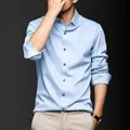 Premium hellblaues langärmliges Seidensatin-Hemd für Herren im Business-Casual-Stil - 38/S / Oberteile / Hellblau Langarm