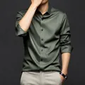 Chemise de ville en satin vert olive sans repassage pour hommes avec texture soyeuse élégante - Vert Militaire