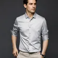 Chemise habillée haut de gamme en satin de soie argenté pour homme, style chic - Gris clair