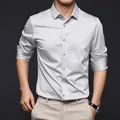 Hochwertiges silbernes Seidensatin-Langarmhemd für Herren im Business-Casual-Stil - 38/S / Oberteile / Hellgrau