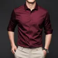 Chemise en satin bordeaux haut de gamme pour hommes, manches longues, infroissable et chic - Bordeaux