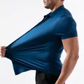 Dettaglio di una camicia blu da uomo ad alta elasticità che mostra il tessuto stretch - Top / Teal