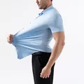 Vista laterale che mostra l'elevata elasticità e il tessuto liscio della camicia blu. - Azzurro