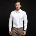 Camicia da uomo bianca premium a maniche lunghe con bottoni decorativi eleganti - XXL (87.5-92.5kg) / Parte Superiore (2010) / Bianco