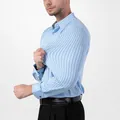 Vista dettagliata della camicia a righe azzurre che mostra l'elevata elasticità - 3XL / Top / Azzurro