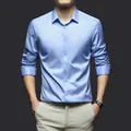 Camicia da uomo in raso azzurro antipiega per uno stile business casual raffinato - 39/M / Top / Azzurro