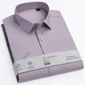 Elegante camicia da uomo a maniche corte in seta di gelso color viola taro, piegata - 38 / Top / colore taro