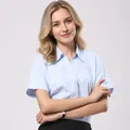 Primer plano de una camisa de negocios profesional de manga corta azul claro para mujer - 38 / Tops / V领浅蓝色(DV68-12)