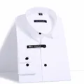Camicia da uomo slim fit a maniche lunghe in bianco classico con bottoni neri a contrasto - 38 / Top / Bianco