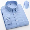 Hellblau gestreiftes Oxford-Hemd aus Baumwolle mit Button-Down-Kragen und Brusttasche - 38 / Oberteile / Blau Breiter Streifen (5951-5)