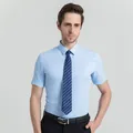 Hellblaues Kurzarm-Herrenhemd mit klassischem Stehkragen in schmaler Passform - 38 / Oberteile / Blau