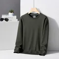 Felpa da uomo in lana e seta con trama a nido d'ape e girocollo color verde militare - Verde militare