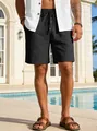 Dettaglio pantaloncini casual da uomo con coulisse e atmosfera lifestyle in piscina - Taglia S / Pantaloni e gonne / Nero