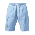 Detailaufnahme der hellblauen Herren-Cargo-Shorts mit Kordelzug am Gummibund. - Hellblau