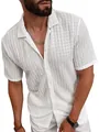 Primo piano dettagliato di una camicia da uomo bianca con trama fresca e traspirante - Taglia S / Top / Bianco